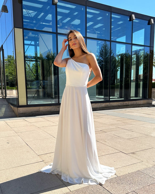 Long white dress with a veil